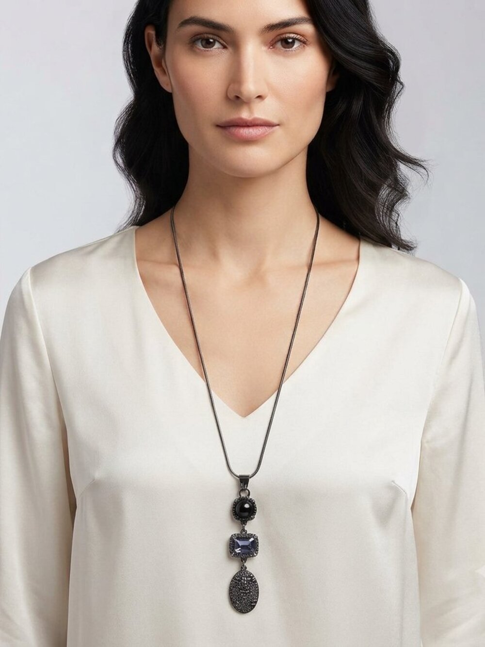 Cache 44 inch chain neck with 3 stones pewter color